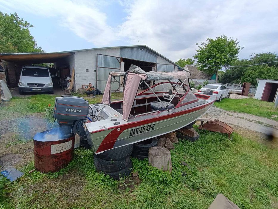 Лодка з мотором ямаха