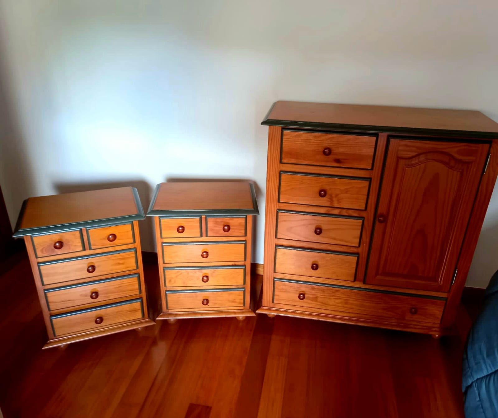 Conjunto de moveis em madeira