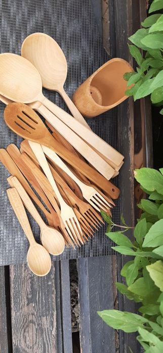 Тарелки и деревянные вилки и ложки