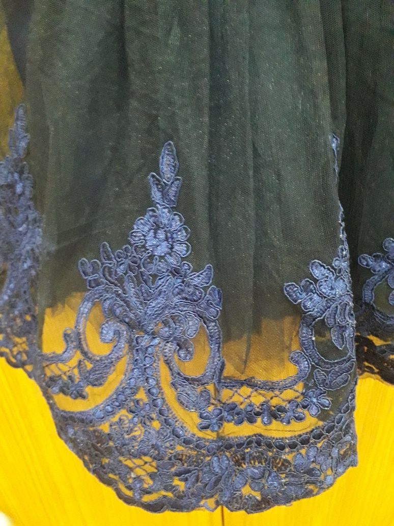 Vestido azul marinho em cetim e tule.