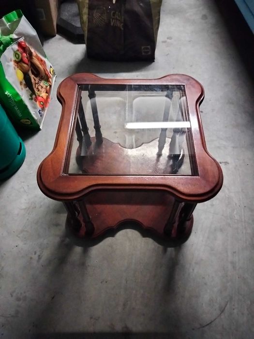 Mesa de apoio em madeira maciça com tampo de vidro