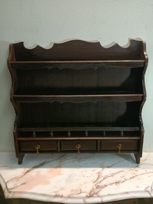 Mostrador em madeira aplicação á parede com três gavetas.
Medidas 60/5