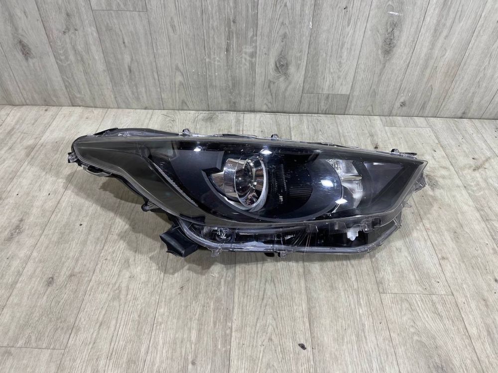 Фара передняя правая Toyota Yaris 4 [ 2020 2021 2022 2023 г.]