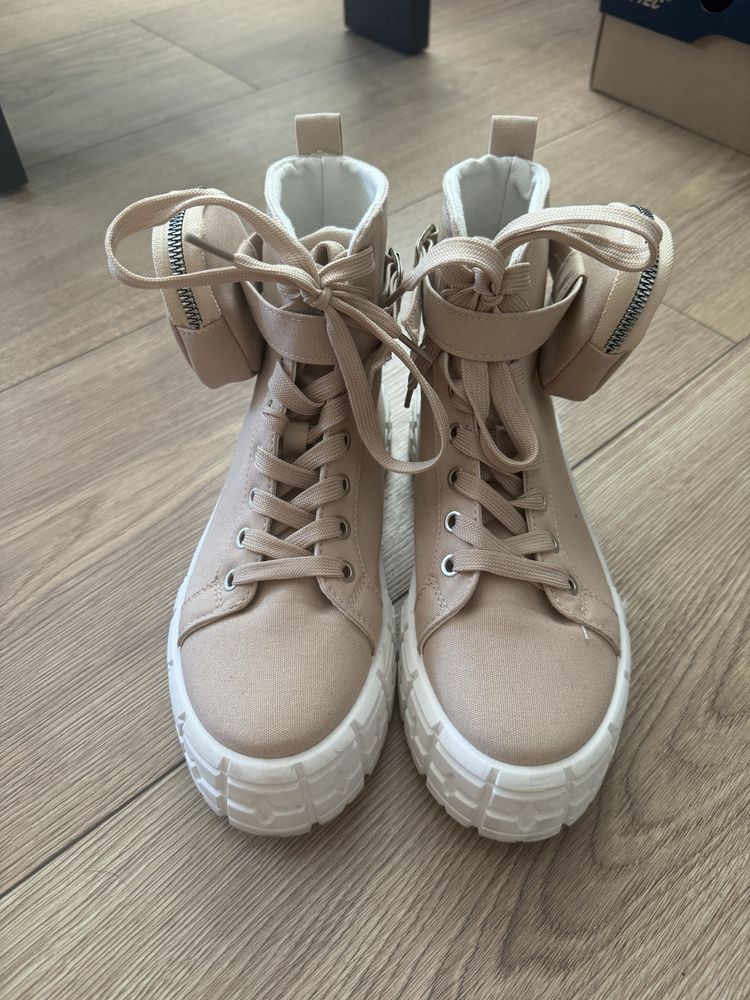 Beżowe buty z kieszonką