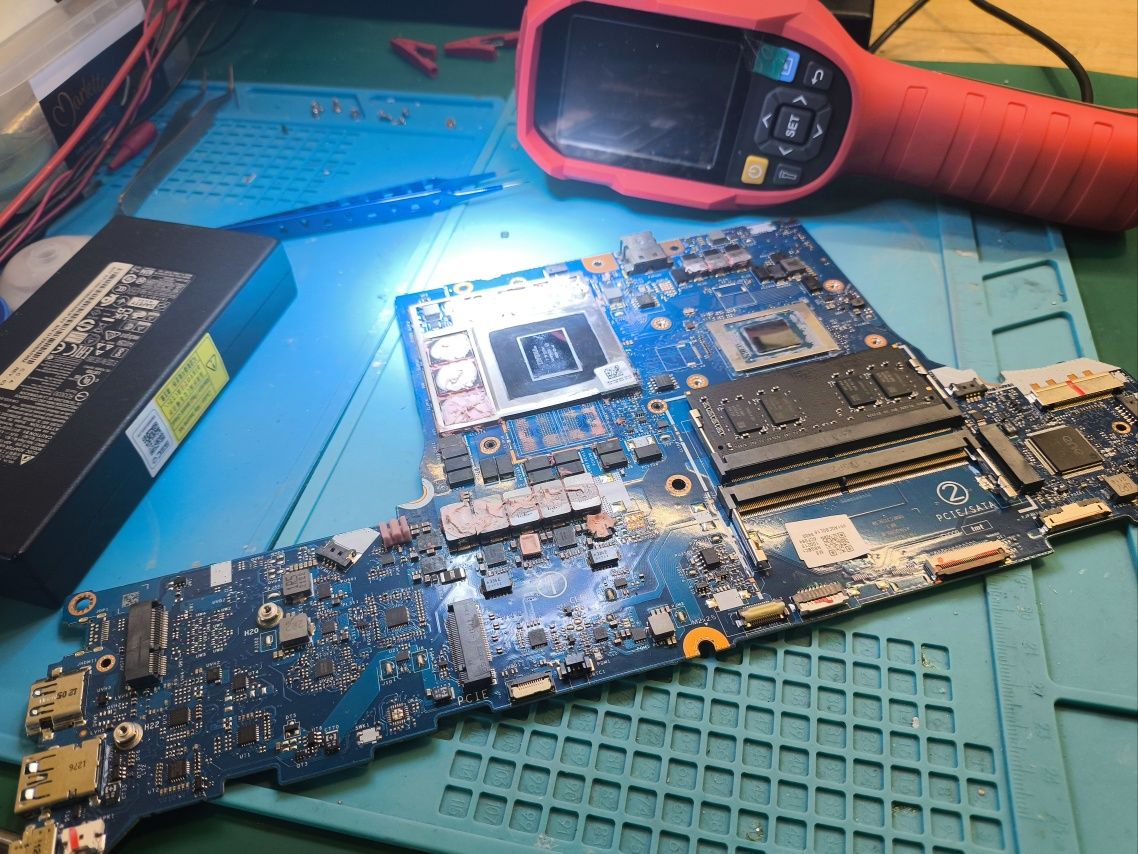 Naprawa i serwis laptopów komputerów konsol elektroniki | Serwis FLUX