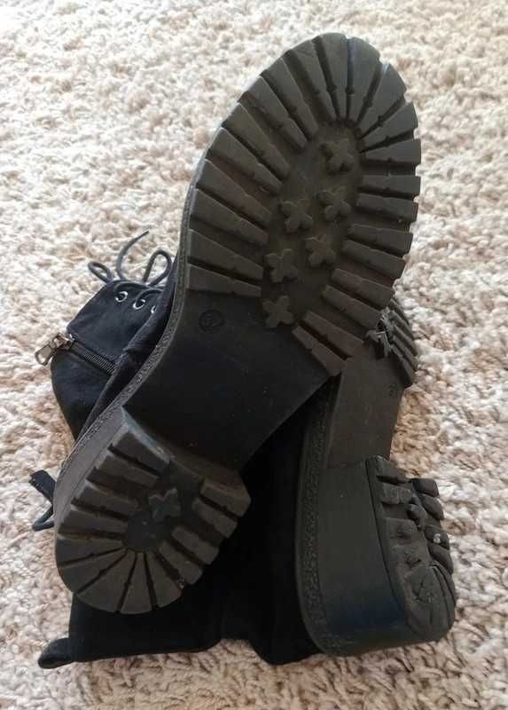 Botins tipo militar
Pele e Camurça
Tamanho 37
Preto