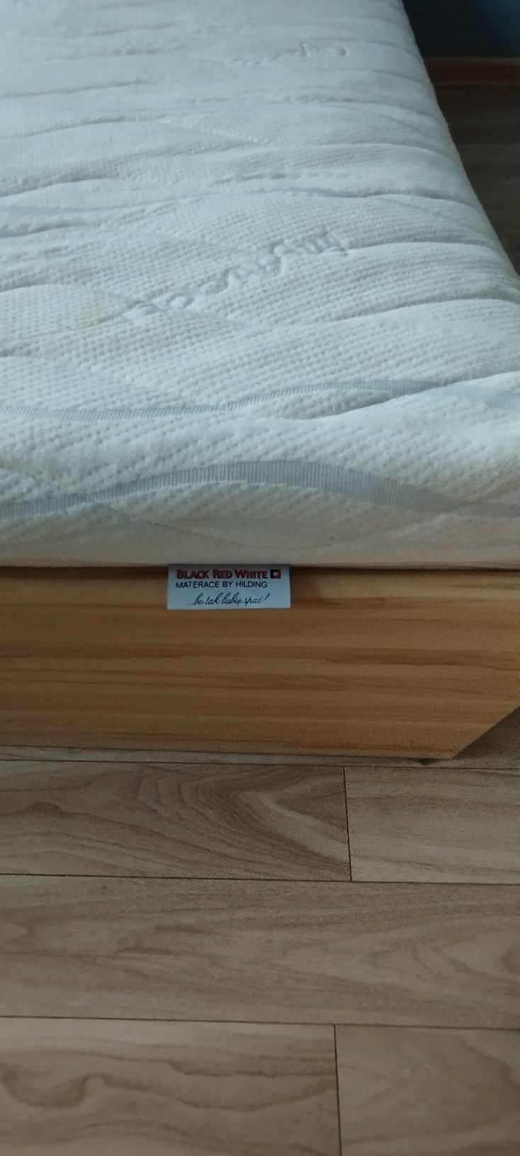 Zestaw Łóżko z materacem,  komoda, witryna