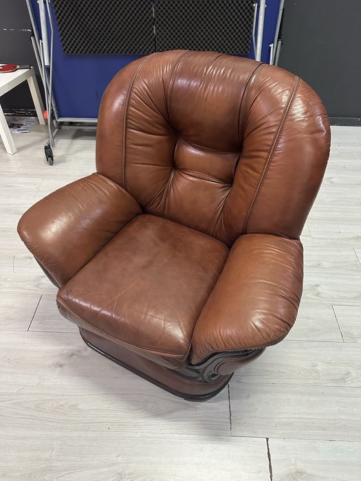 Cadeirão em Pele Castanha – Confortável e Robusto (Excelente Estado)