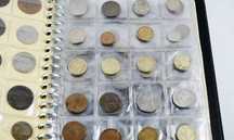 Capa com moedas antigas de diferentes países