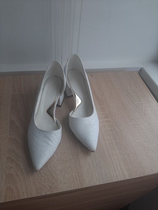 Жіноче взуття весільні білі туфлі 38 розмір