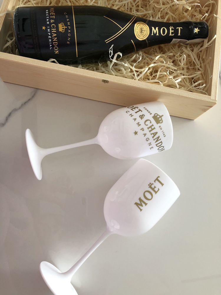 2 Piękne białe kieliszki Moët & Chandon