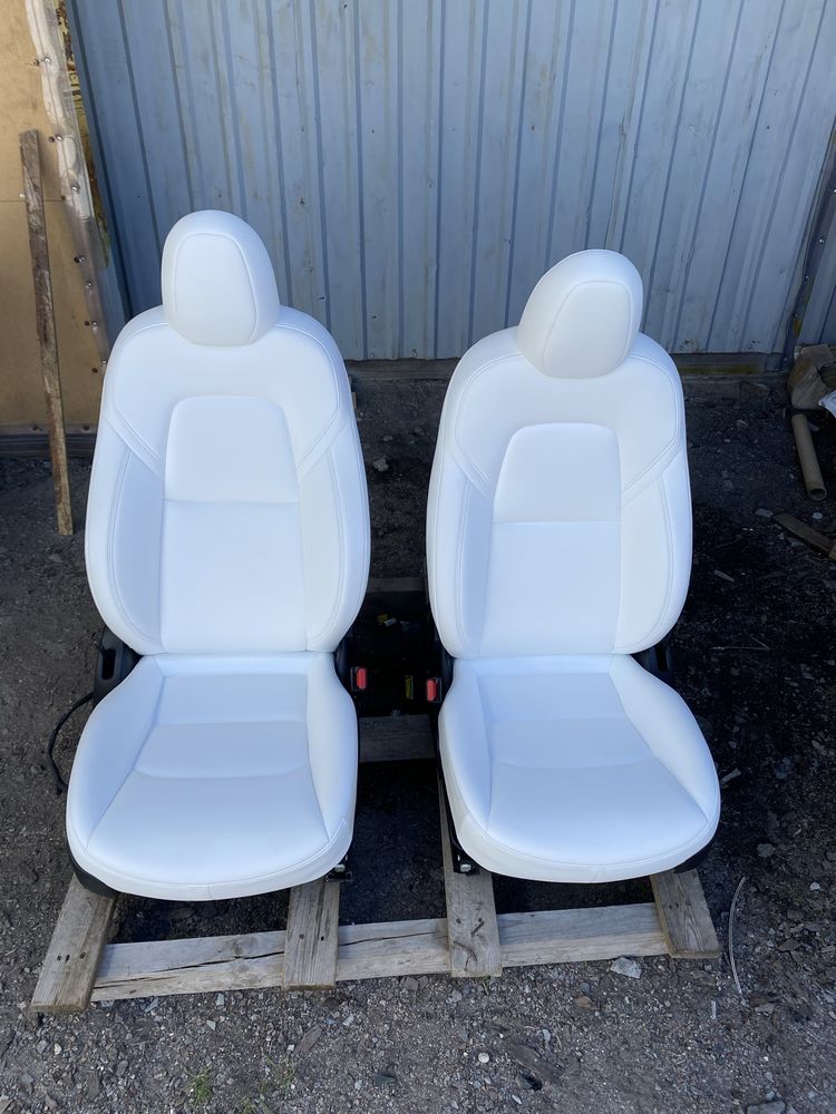 Tesla model Y 2023 салон сиденья крісла автосидіння білі белие