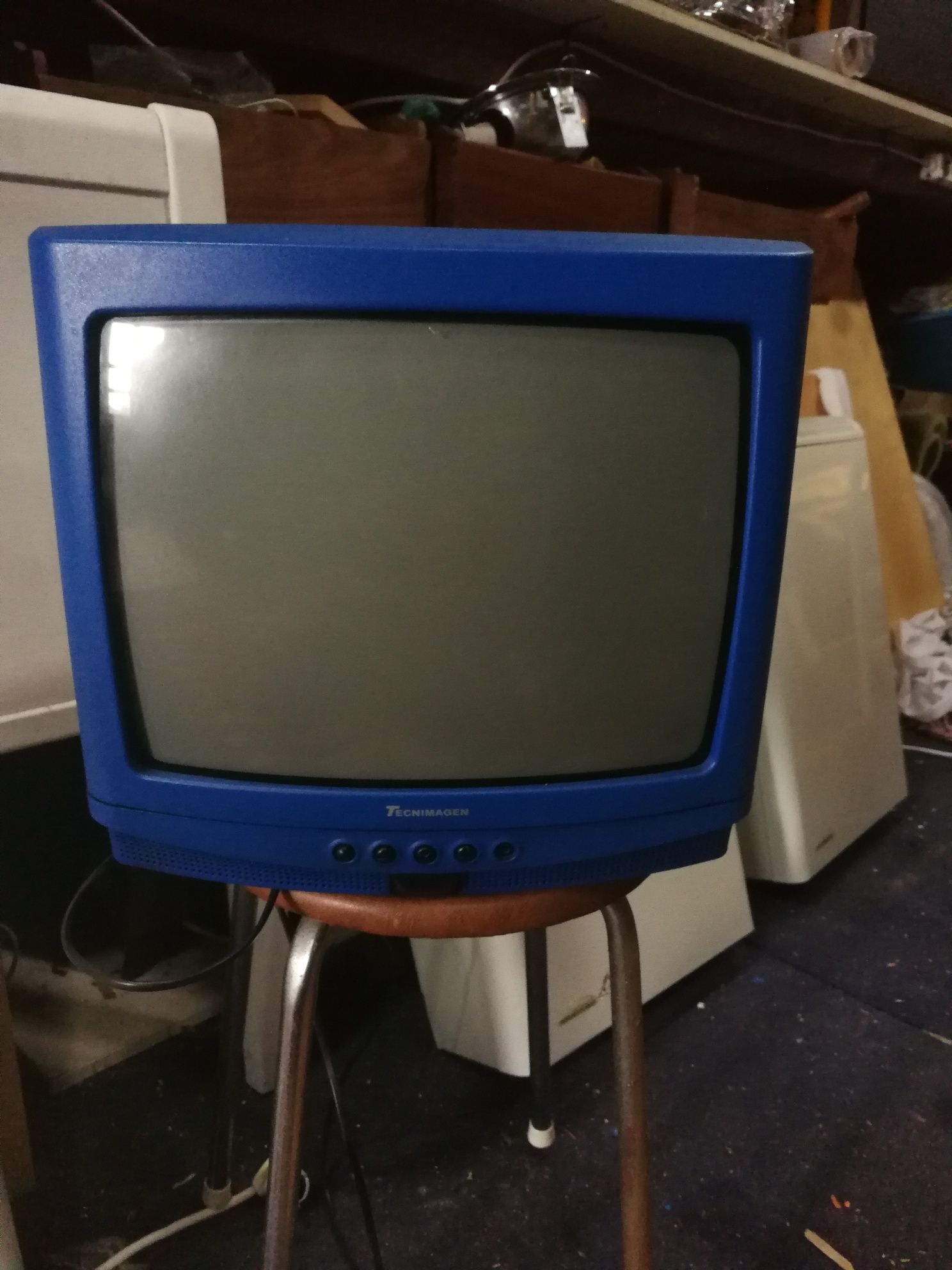 Televisão azul em bom estado