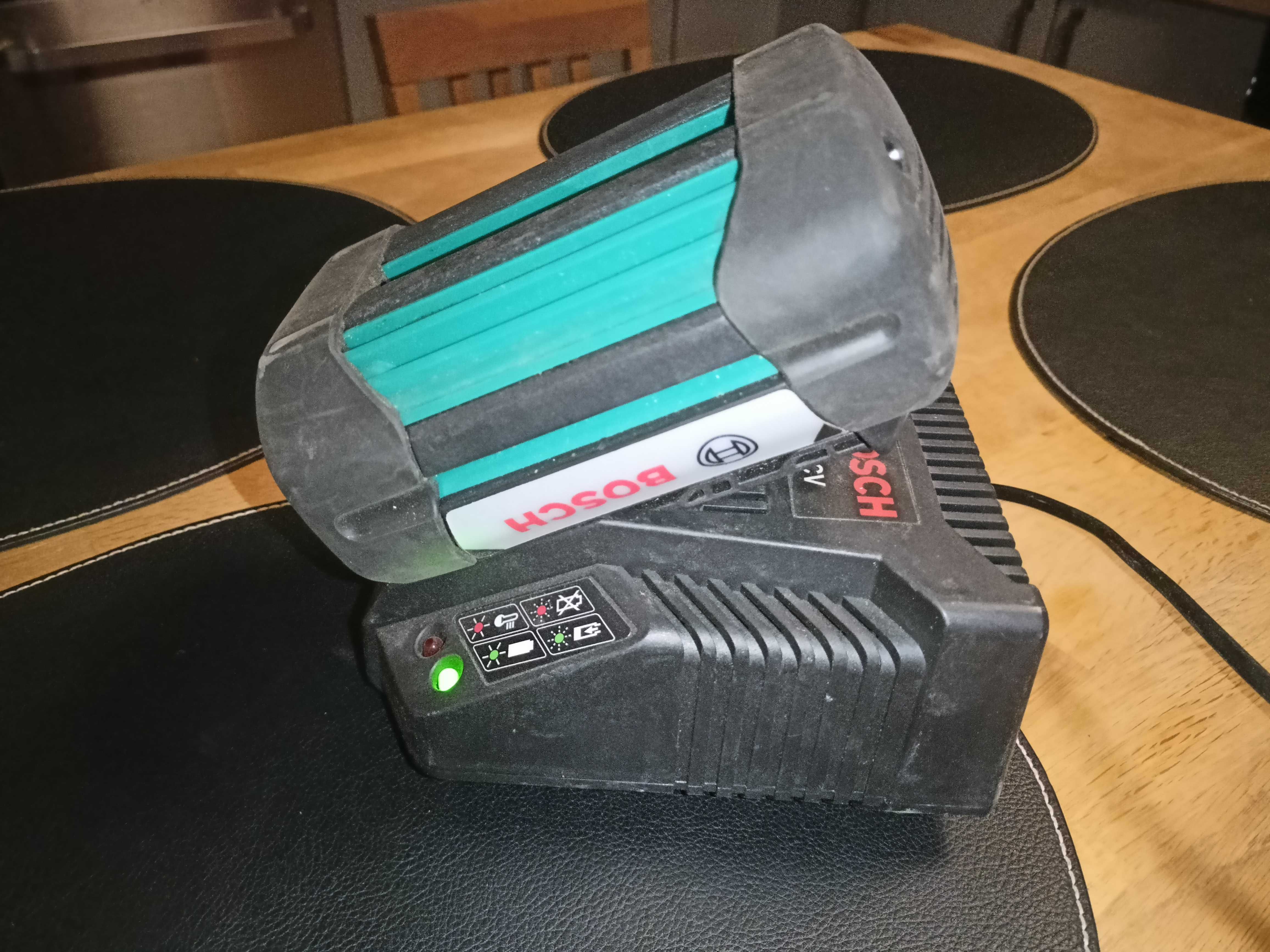 Bosch ładowarka  10.8-36 volt