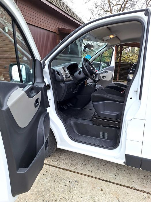 Renault trafic 3 brygadówka 6 osobowy