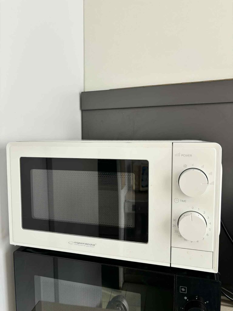 Kuchenka mikrofalowa Esperanza 20l 700W Mocna biała