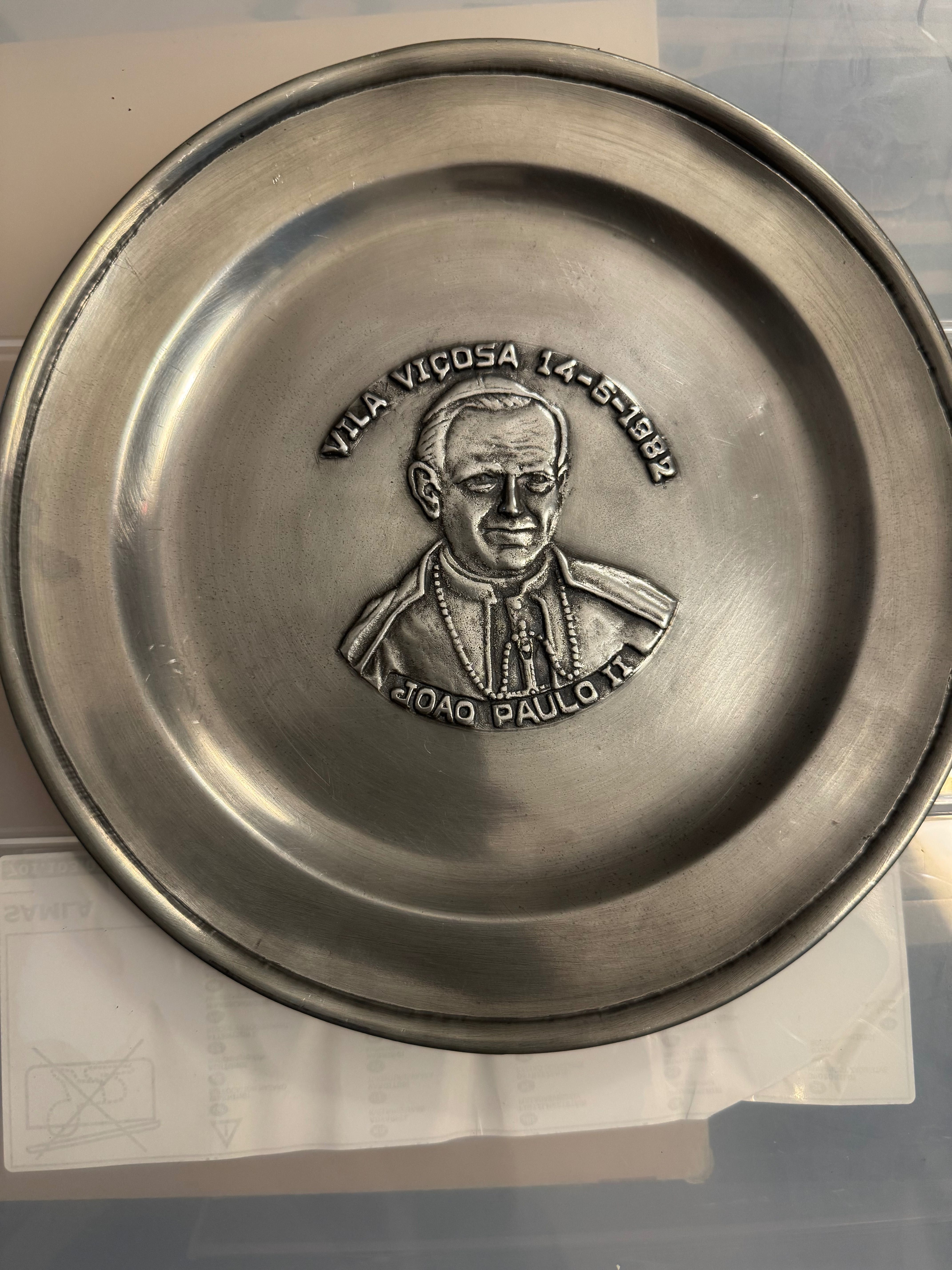 Prato em estanho de Vila Viçosa comemorativo visita Papa J Paulo II