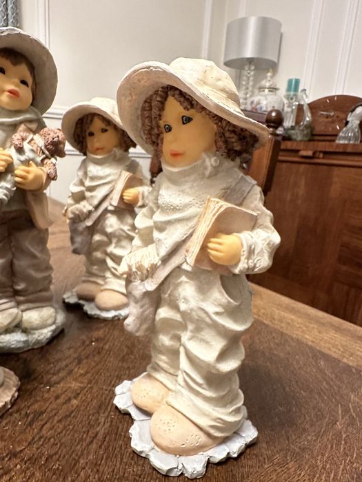 Figurka dziewczynka z książką skarbonka dekoracja rzeźba 620