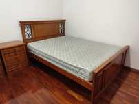 Cama de casal em madeira maciça