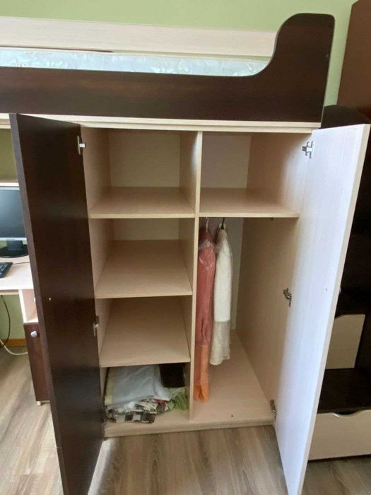 Дитячі меблі / Двоярусне ліжко з шафою, столом і матрацом