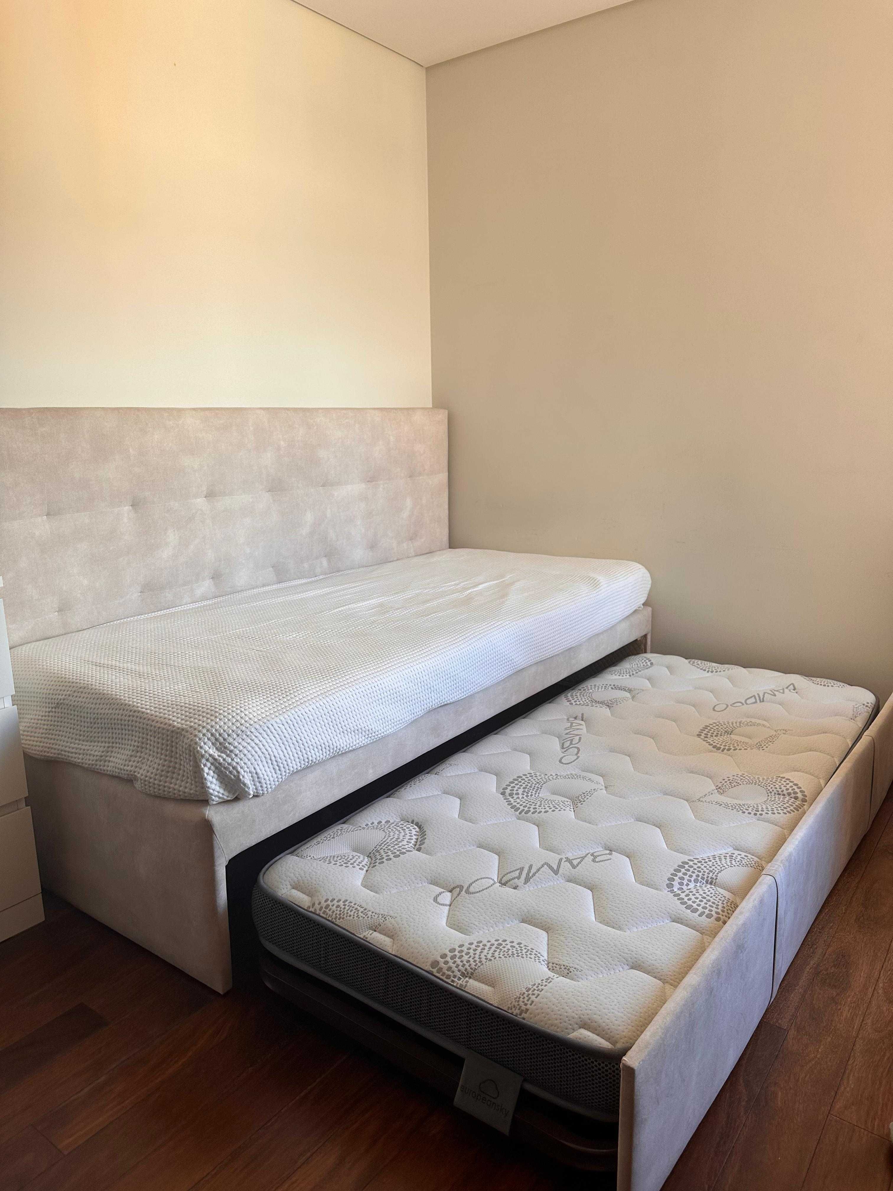 Cama Bicama Estofada com 2 Colchões – Excelente Estado