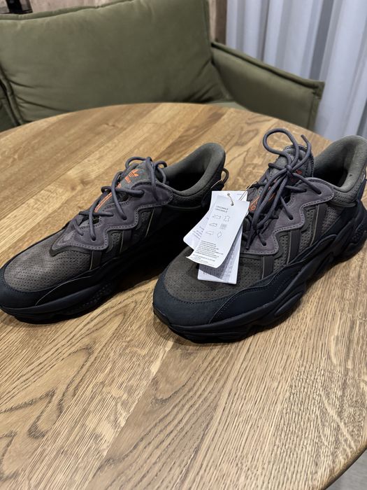 Кросівки Adidas Ozweego US11,5