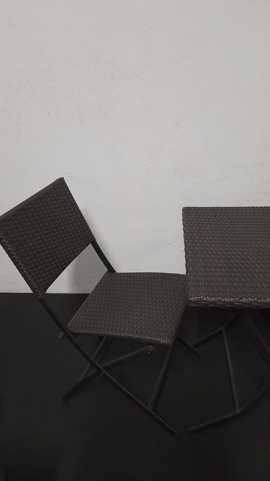 Mesa e duas cadeiras de exterior.