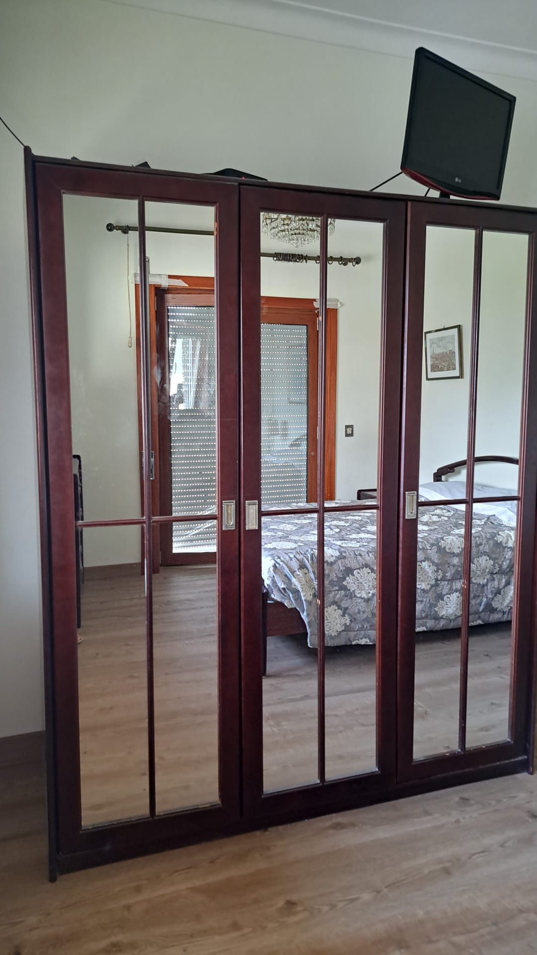Conj mobília quarto: cama, mesas cabeceira, roupeiro, cómoda e espelho