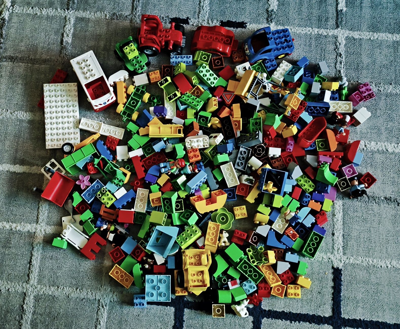 Klocki LEGO Duplo - duża paka 4KG + duża płytka konstrukcyjna