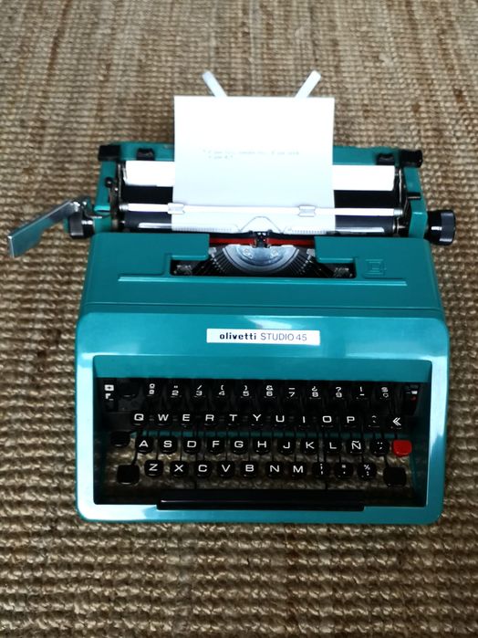 Máquina de escrever Olivetti studio 45