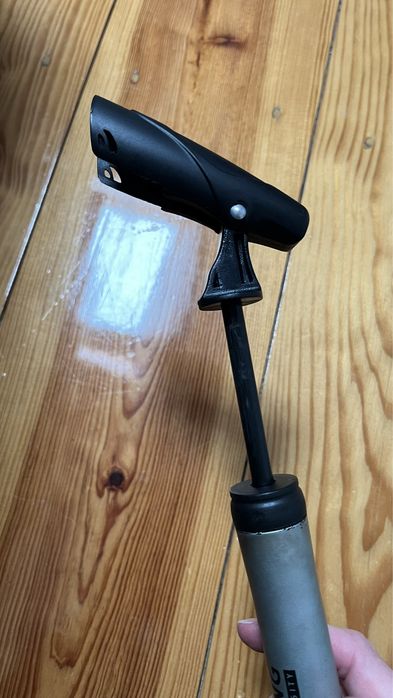 Pequena bomba de ar manual para bicicletas