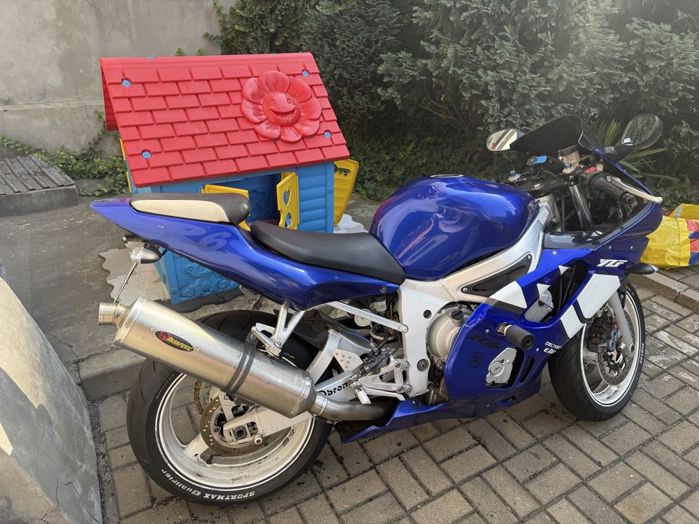 Yamaha R6 niebieska