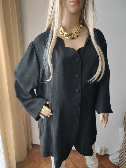 Czarna elegancka tunika oversize z ozdobnym dekoltem i guzikami