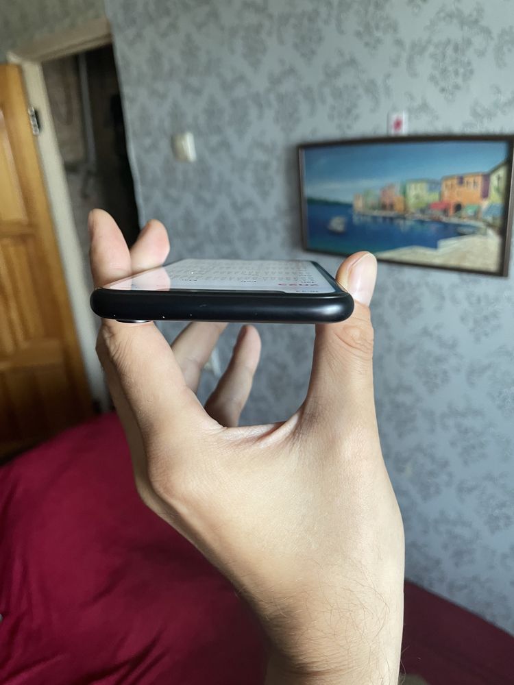 Продам б/у iPhone XR