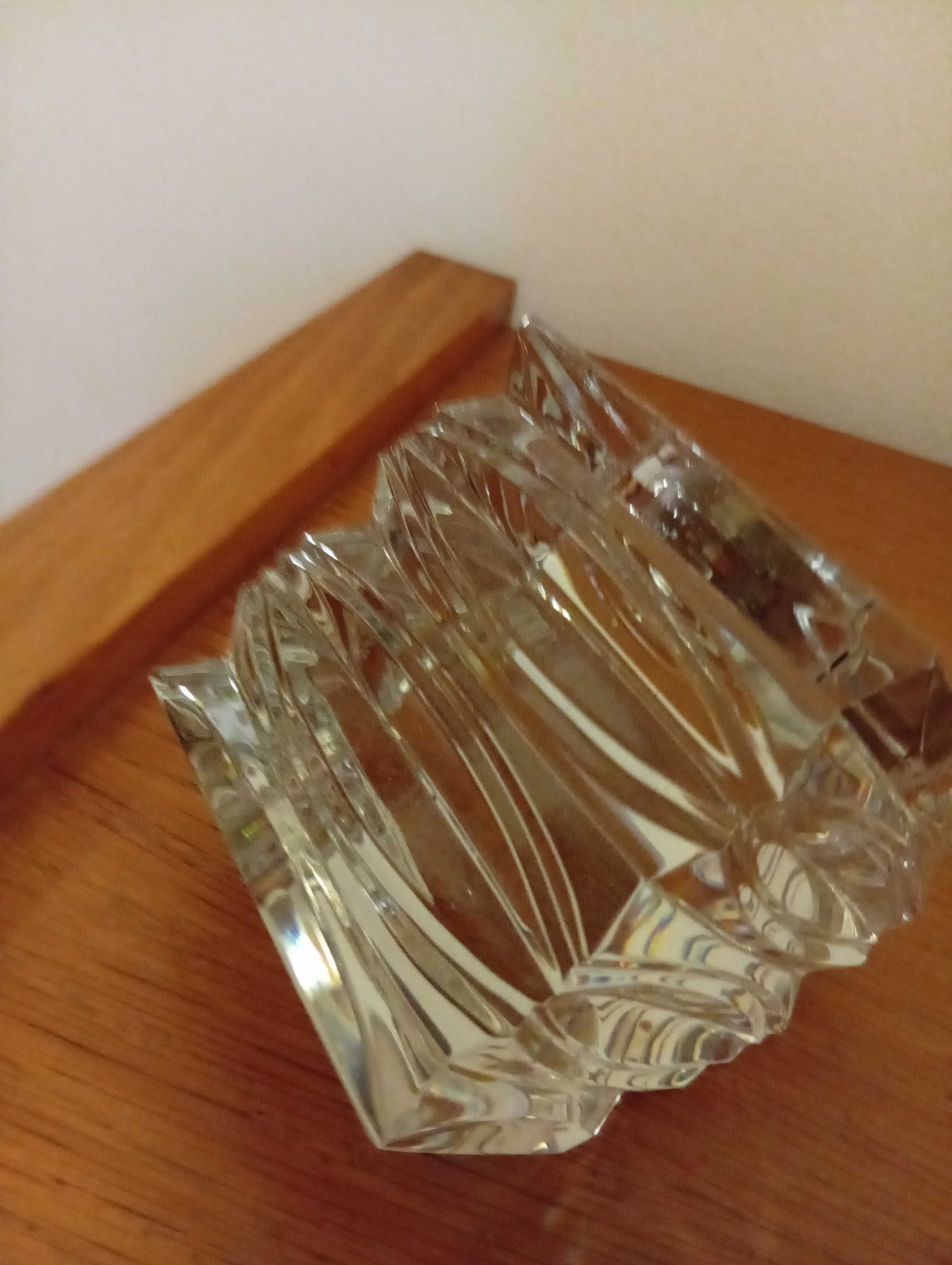 Relógio em peça de cristal