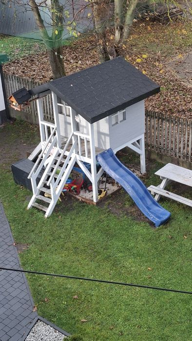 Drewniany domek dla dzieci