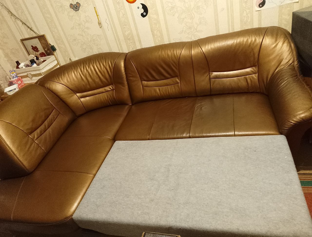 Диван уголок ( розкладываеться в кровать )