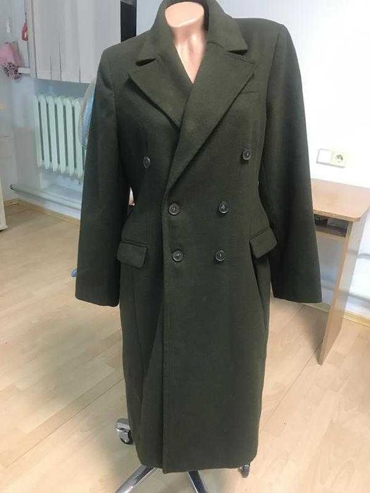 Пальто насыщенного оливкового цвета