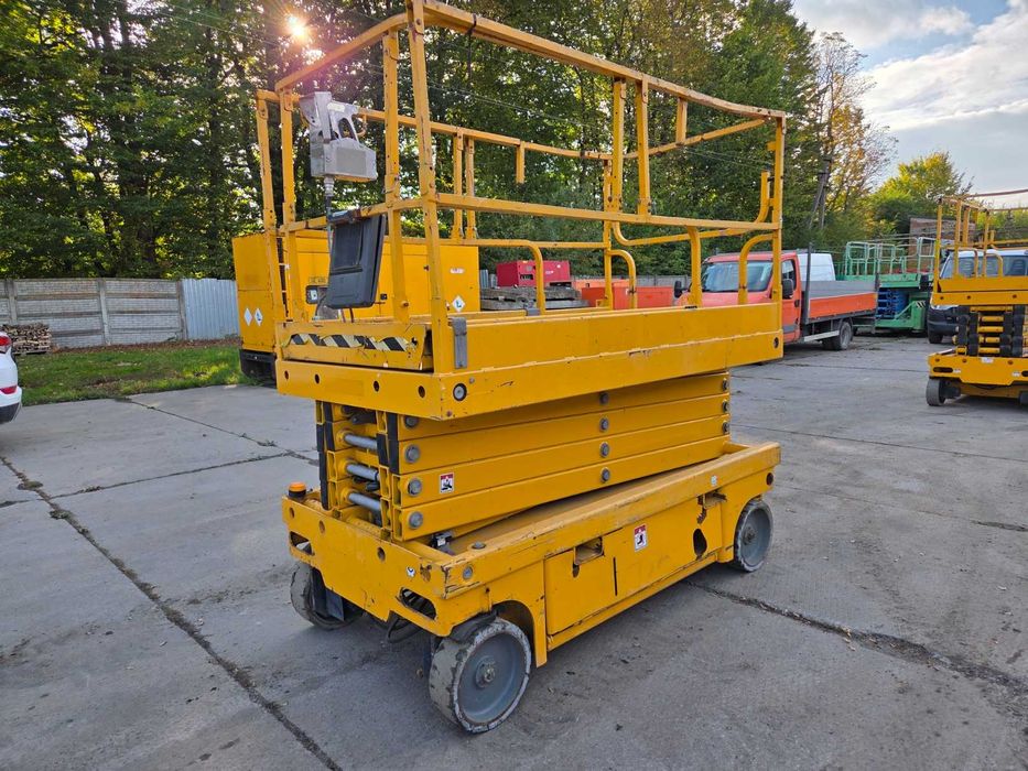 Ножничний підйомник Haulotte Compact 12, акамуляторний, пеканіска