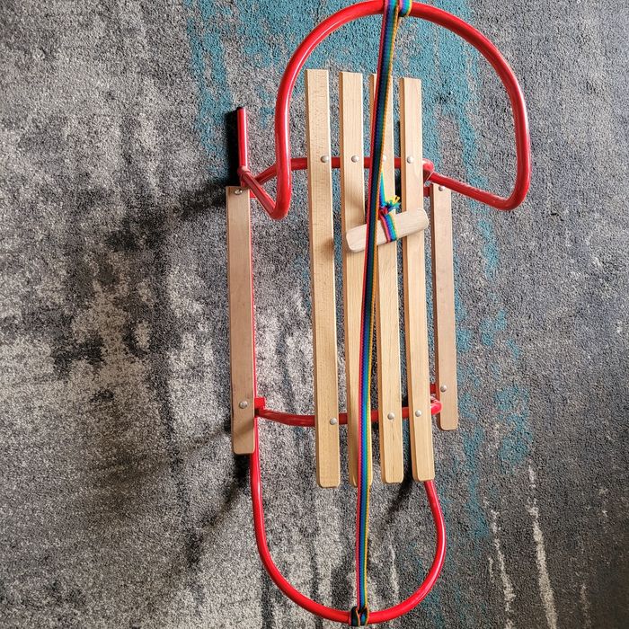 Sanki metalowe z oparciem