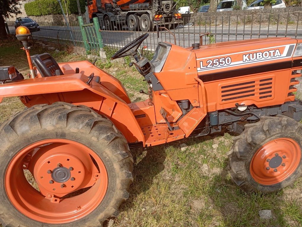 Trator Kubota l 2550 com matrícula 4x4