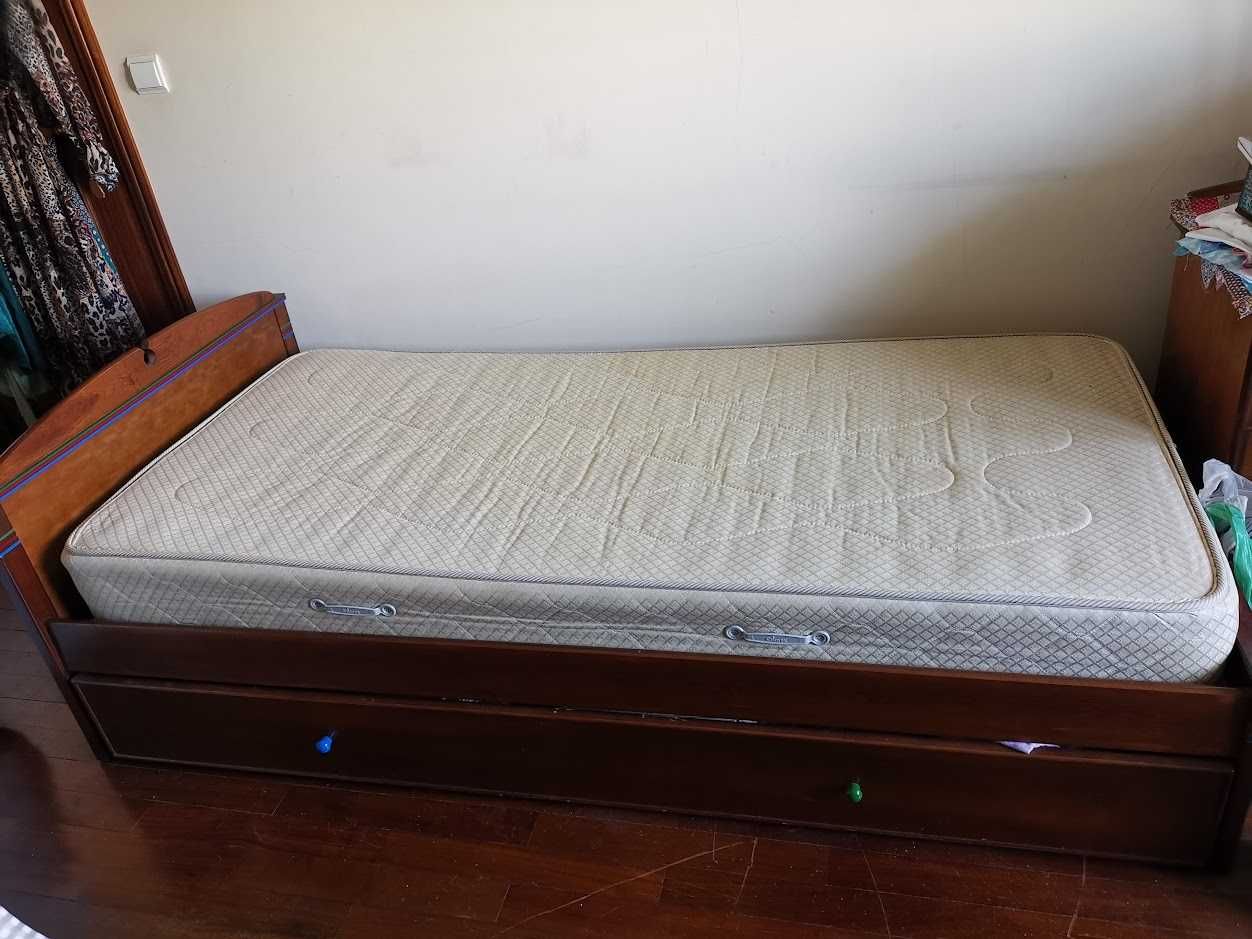 Cama com gaveta em Pinho mel