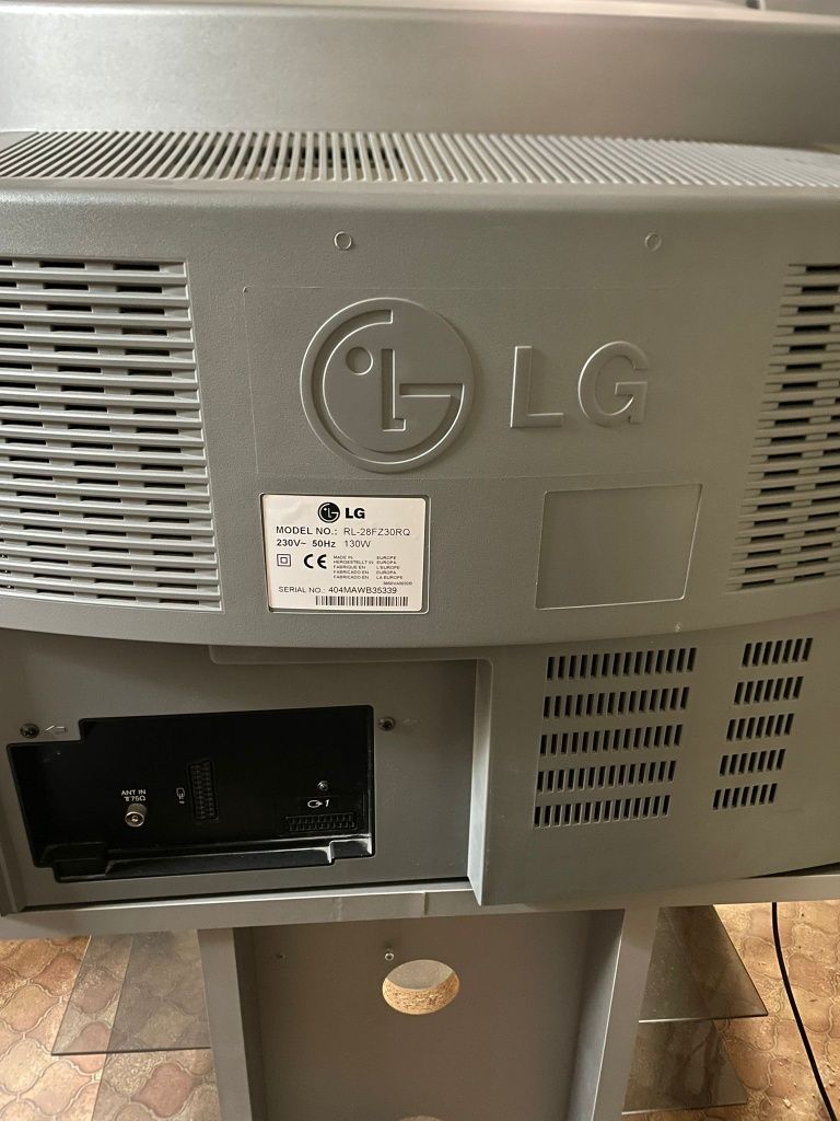 Televisão LG RE-28FZ30RW + Móvel