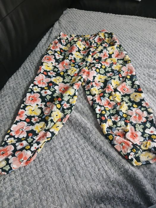 Piękne alladynki haremki w kwiaty 120 cm dziewczynka