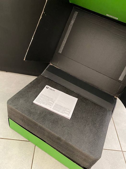 Продаю Б/У Xbox Series X в компреткі додатково ще один джойстик