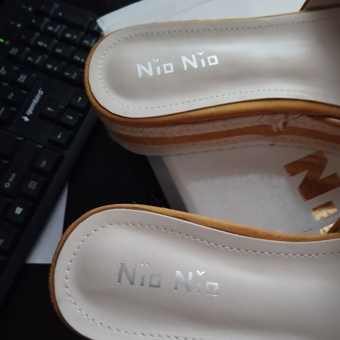 Нові жіночі шльопанці