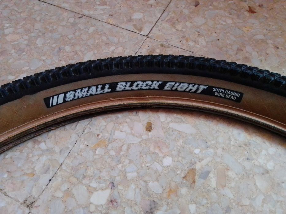 Pneu da marca Kenda, Small Block Eight, com as medidas 26X2.10 usado