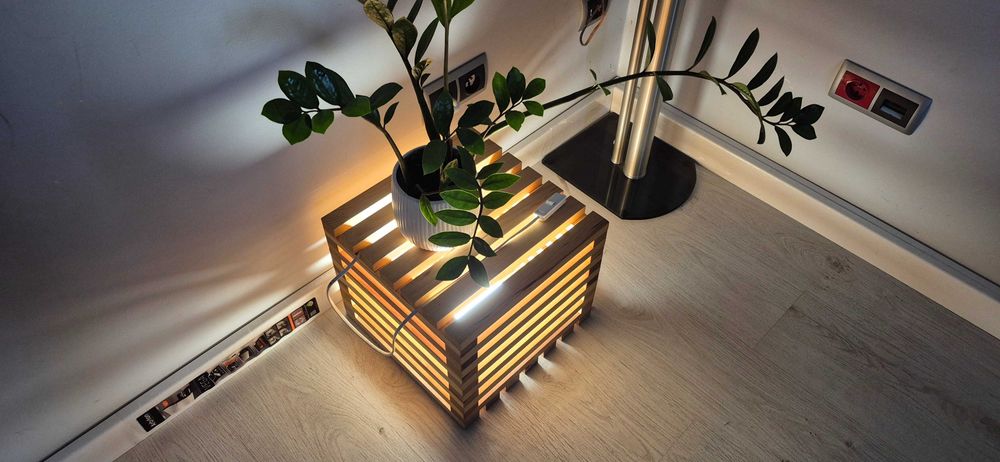 Lampa LED wykonana drewna litego