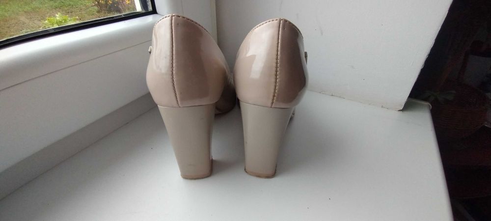 Пара бежевих туфельок