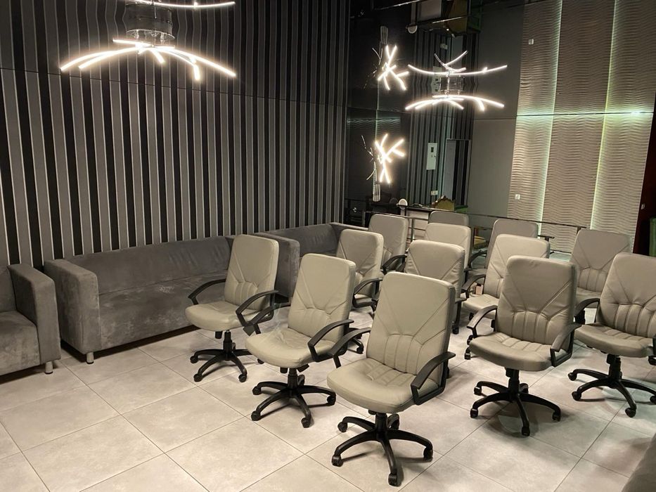 Офісні крісла  з шкірозамінника ( 14 штук)